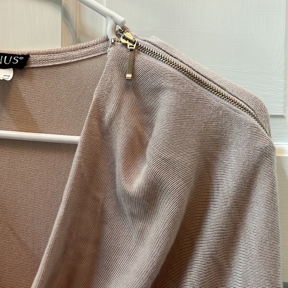 VENUS - Picture 2 of 2